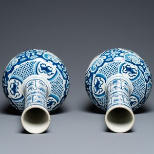 Een paar blauw-witte Delftse flesvormige chinoiserie vazen, 18e eeuw — foto 5