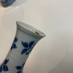 Een paar blauw-witte Delftse flesvormige vazen met floraal decor, eind 17e eeuw — foto 12