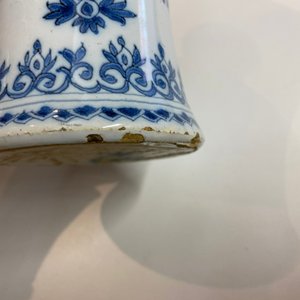 Een paar blauw-witte Delftse flesvormige vazen met floraal decor, eind 17e eeuw — foto 13