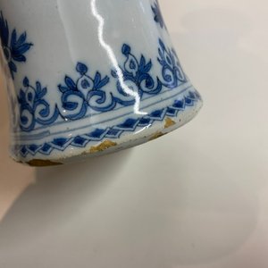 Een paar blauw-witte Delftse flesvormige vazen met floraal decor, eind 17e eeuw — foto 14