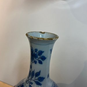 Een paar blauw-witte Delftse flesvormige vazen met floraal decor, eind 17e eeuw — foto 7