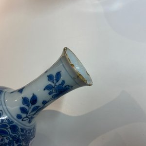 Een paar blauw-witte Delftse flesvormige vazen met floraal decor, eind 17e eeuw — foto 8