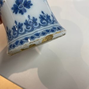Een paar blauw-witte Delftse flesvormige vazen met floraal decor, eind 17e eeuw — foto 9