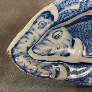 Een paar blauw-witte Delftse 'haring' schotels, 18e eeuw — foto 18