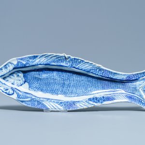 Een paar blauw-witte Delftse 'haring' schotels, 18e eeuw — foto 3