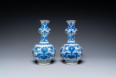 Een paar blauw-witte Delftse knobbelvazen met lotusdecor, eind 17e eeuw