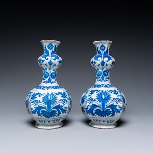 Een paar blauw-witte Delftse knobbelvazen met lotusdecor, eind 17e eeuw — foto 1