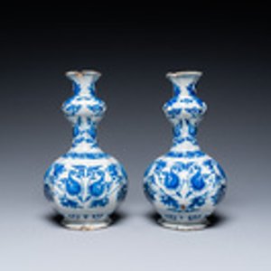 Een paar blauw-witte Delftse knobbelvazen met lotusdecor, eind 17e eeuw — foto 2