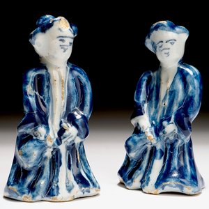 Een paar blauw-witte Delftse miniaturen van mannen met een kruik, 18e eeuw — foto 1