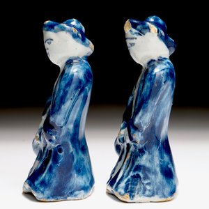 Een paar blauw-witte Delftse miniaturen van mannen met een kruik, 18e eeuw — foto 5