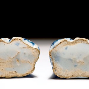 Een paar blauw-witte Delftse miniaturen van mannen met een kruik, 18e eeuw — foto 6