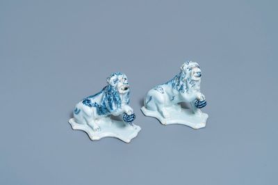 Een paar blauw-witte Delftse modellen van leeuwen, 18e eeuw