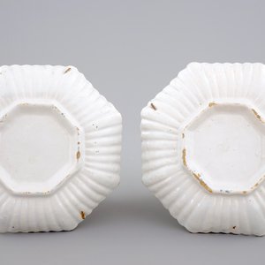 Een paar blauw-witte Delftse octagonale geribbelde bordjes, 18e eeuw — foto 2