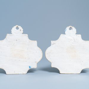 Een paar blauw-witte Delftse plaquettes met mascarons als hangers, 18e eeuw — foto 2