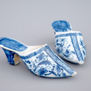 Een paar blauw-witte Delftse schoentjes, 18e eeuw — foto 1