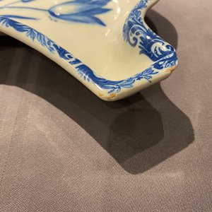 Een paar blauw-witte Delftse schotels met anjers, 18e eeuw — foto 13