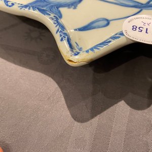 Een paar blauw-witte Delftse schotels met anjers, 18e eeuw — foto 7