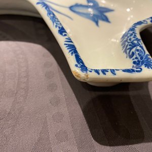 Een paar blauw-witte Delftse schotels met anjers, 18e eeuw — foto 8