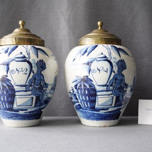Een paar blauw-witte Delftse tabakspotten met indianen, 18e eeuw — foto 8