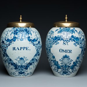 Een paar blauw-witte Delftse tabakspotten met koperen deksels, 18e eeuw — foto 1