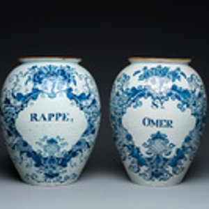 Een paar blauw-witte Delftse tabakspotten met koperen deksels, 18e eeuw — foto 2