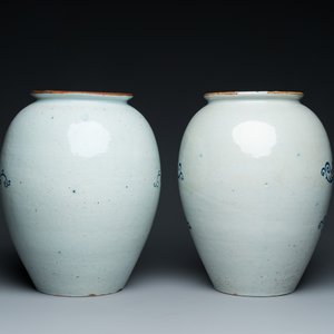 Een paar blauw-witte Delftse tabakspotten met koperen deksels, 18e eeuw — foto 4
