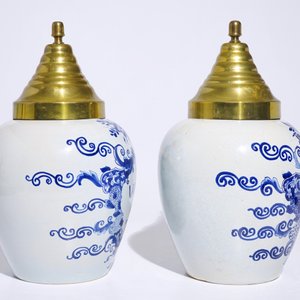Een paar blauw-witte Delftse tabakspotten met koperen deksels, 19e eeuw — foto 4