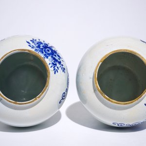 Een paar blauw-witte Delftse tabakspotten met koperen deksels, 19e eeuw — foto 5