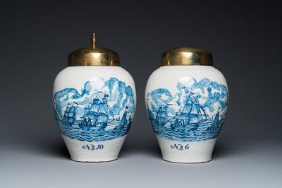 Een paar blauw-witte Delftse tabakspotten met maritiem decor, 18e eeuw