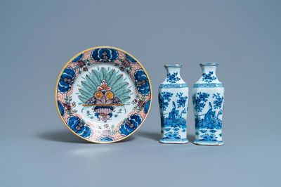 Een paar blauw-witte Delftse vaasjes en een polychroom pauwenstaart bordje, 18e eeuw