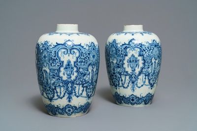 Een paar blauw-witte Delftse vazen in de stijl van Daniël Marot, begin 18e eeuw