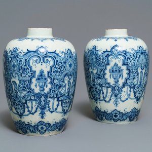 Een paar blauw-witte Delftse vazen in de stijl van Daniël Marot, begin 18e eeuw — foto 1