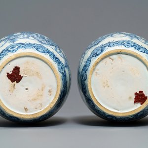 Een paar blauw-witte Delftse vazen in de stijl van Daniël Marot, begin 18e eeuw — foto 11