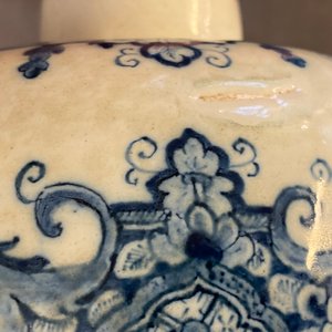 Een paar blauw-witte Delftse vazen in de stijl van Daniël Marot, begin 18e eeuw — foto 20
