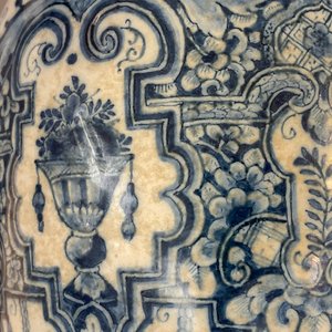 Een paar blauw-witte Delftse vazen in de stijl van Daniël Marot, begin 18e eeuw — foto 21