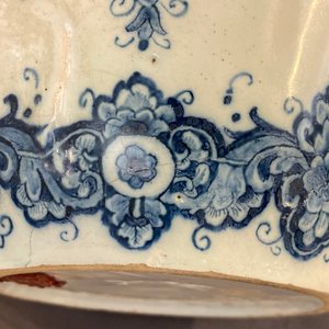 Een paar blauw-witte Delftse vazen in de stijl van Daniël Marot, begin 18e eeuw — foto 25