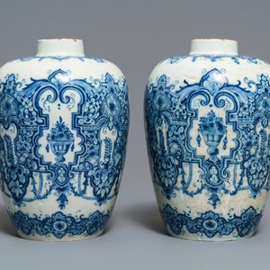 Een paar blauw-witte Delftse vazen in de stijl van Daniël Marot, begin 18e eeuw — foto 4