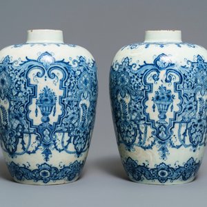 Een paar blauw-witte Delftse vazen in de stijl van Daniël Marot, begin 18e eeuw — foto 5
