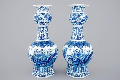 Een paar blauw-witte Delftse vazen met pauwen, ca. 1700