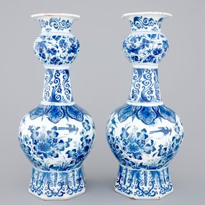 Een paar blauw-witte Delftse vazen met pauwen, ca. 1700 — foto 3