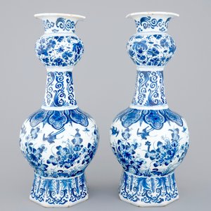 Een paar blauw-witte Delftse vazen met pauwen, ca. 1700 — foto 4