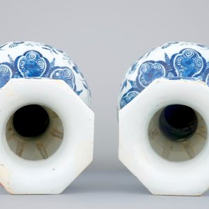 Een paar blauw-witte Delftse vazen met pauwen, ca. 1700 — foto 5
