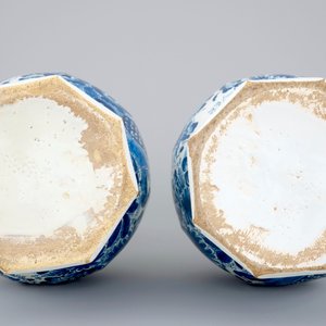 Een paar blauw-witte Delftse vazen met pauwen, ca. 1700 — foto 6