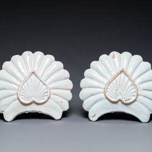 Een paar blauw-witte Delftse waaiervormige chinoiserie schotels, 17e eeuw — foto 2