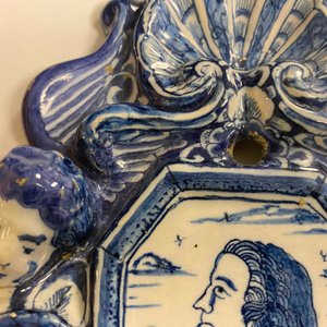Een paar blauw-witte Delftse wandblakers met portretten van prins Willem IV en prinses Anna, 18e eeuw — foto 15
