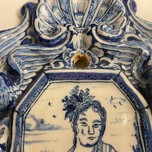 Een paar blauw-witte Delftse wandblakers met portretten van prins Willem IV en prinses Anna, 18e eeuw — foto 10