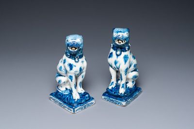Een paar blauw-witte Delftse zittende honden, 18e eeuw