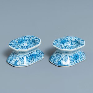 Een paar blauw-witte Delftse zoutvaten, 18e eeuw — foto 1