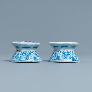 Een paar blauw-witte Delftse zoutvaten, 18e eeuw — foto 3