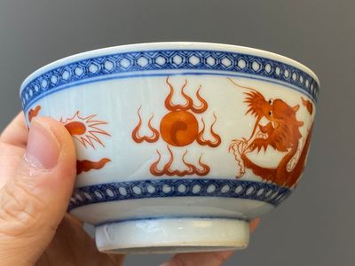 Een paar blauw-witte en ijzerrode 'draken' kommen, Xuantong merk en periode — foto 14